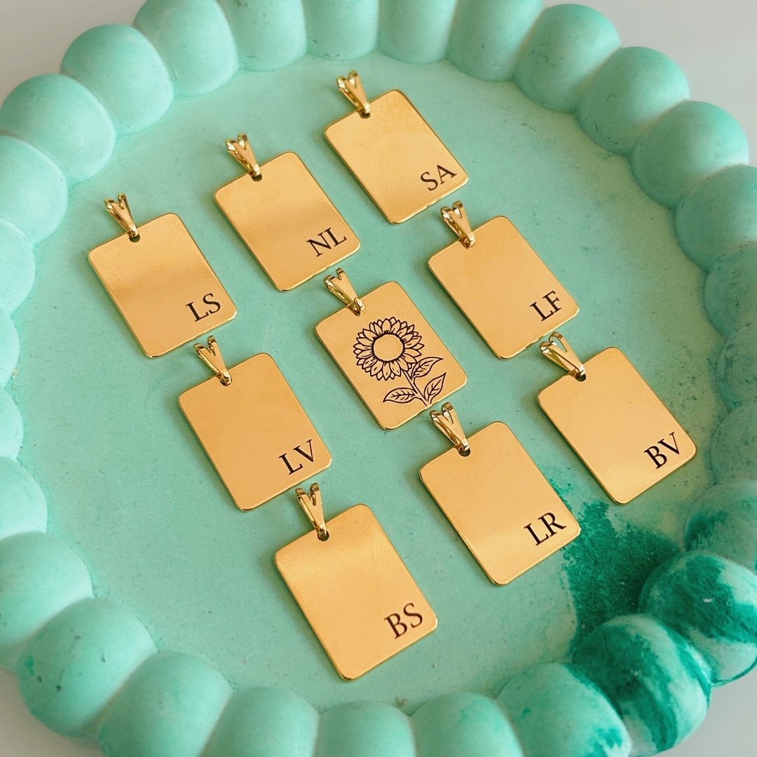 COLAR PERSONALIZADO PLAQUINHA 15X20MM DOURADO. 60CM DE COMPRIMENTO. BANHADOS A OURO 18K.