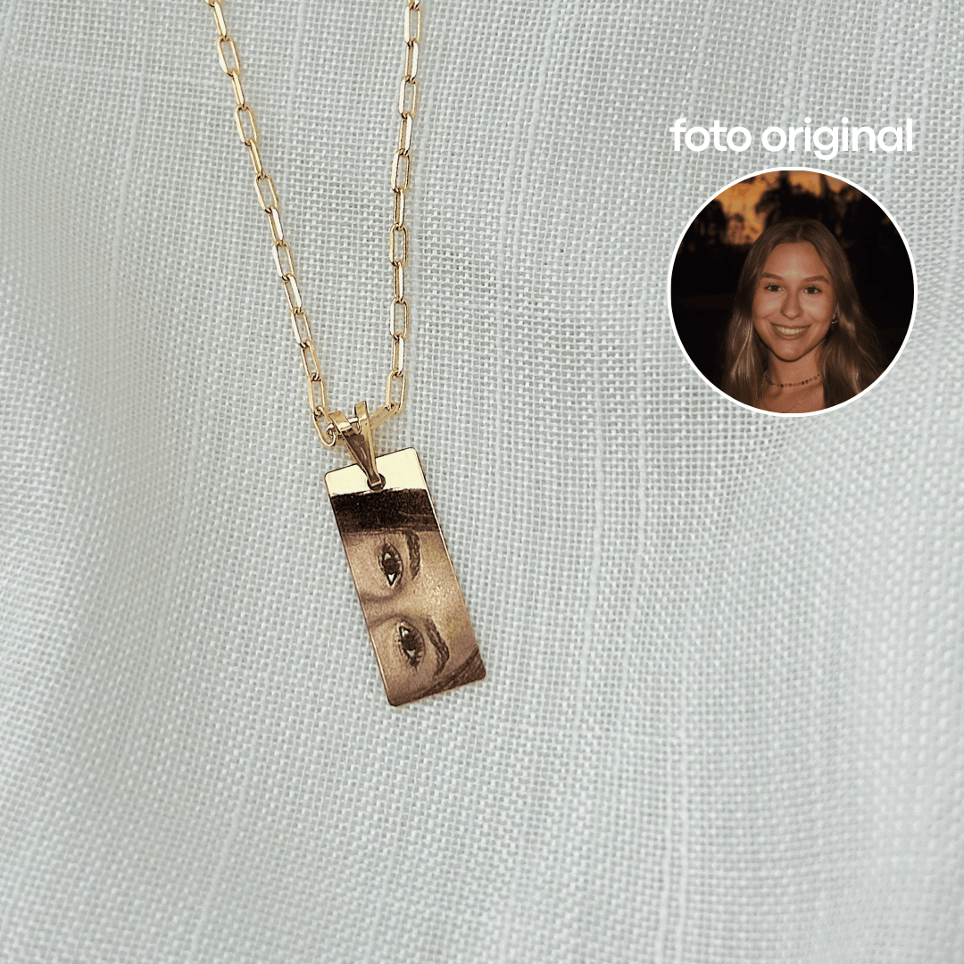 COLAR PERSONALIZADO PLAQUINHA 10X25MM DOURADA. 45CM DE COMPRIMENTO E 5CM DE REGULAGEM. BANHADO A OURO 18K.