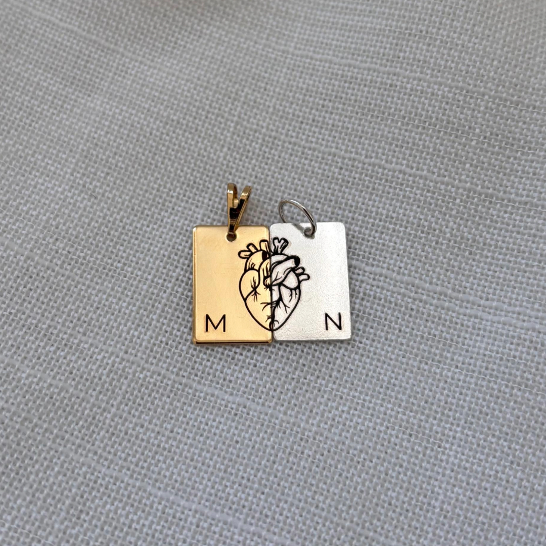 COLAR PERSONALIZADO PLAQUINHA RETANGULAR 10MMX16MM DOURADO. 60CM DE COMPRIMENTO. BANHADO A OURO 18K.