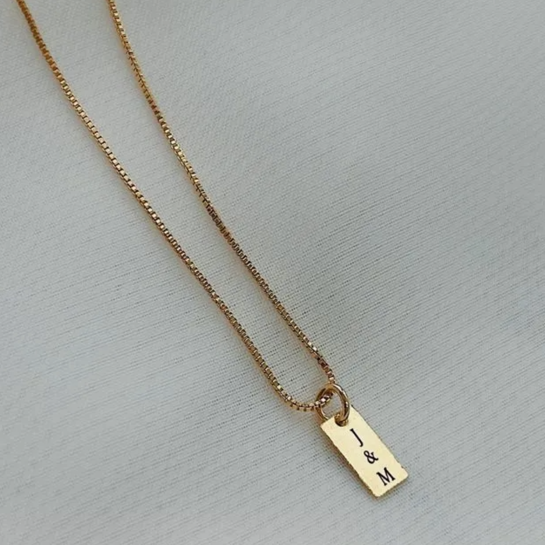 COLAR PERSONALIZADO PLAQUINHA 5X10MM DOURADA. 45CM DE COMPRIMENTO E 5CM DE REGULAGEM. BANHADO A OURO 18K.