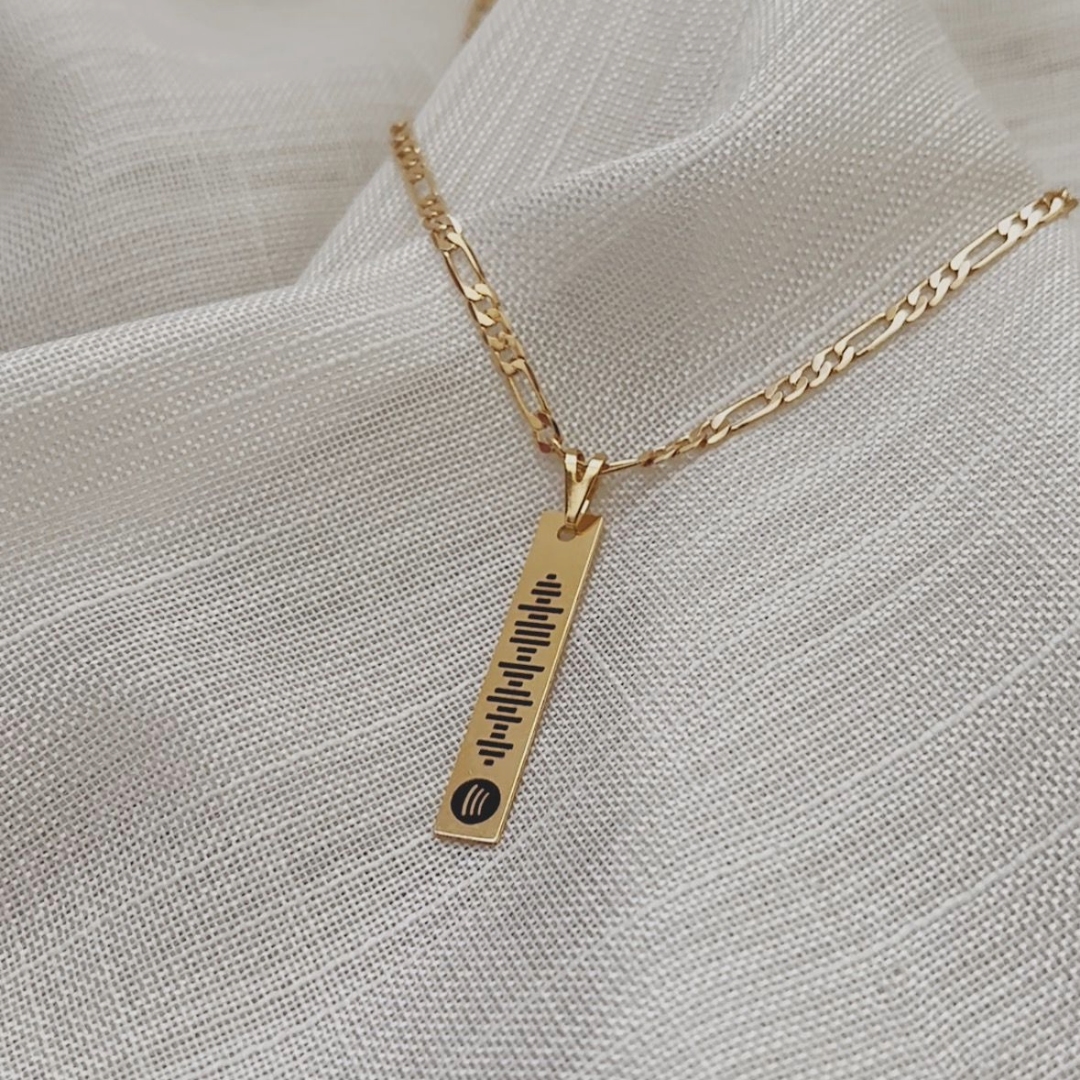 COLAR PERSONALIZADO PLAQUINHA 7X37MM DOURADO. 45CM DE COMPRIMENTO E 5CM DE REGULAGEM. BANHADO A OURO 18K.