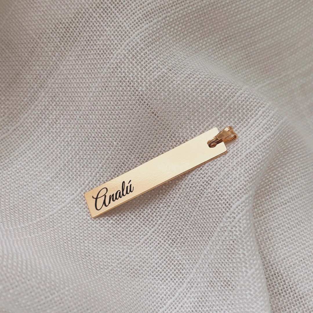 COLAR PERSONALIZADO PLAQUINHA 7X37MM DOURADO. 60CM DE COMPRIMENTO. BANHADO A OURO 18K.