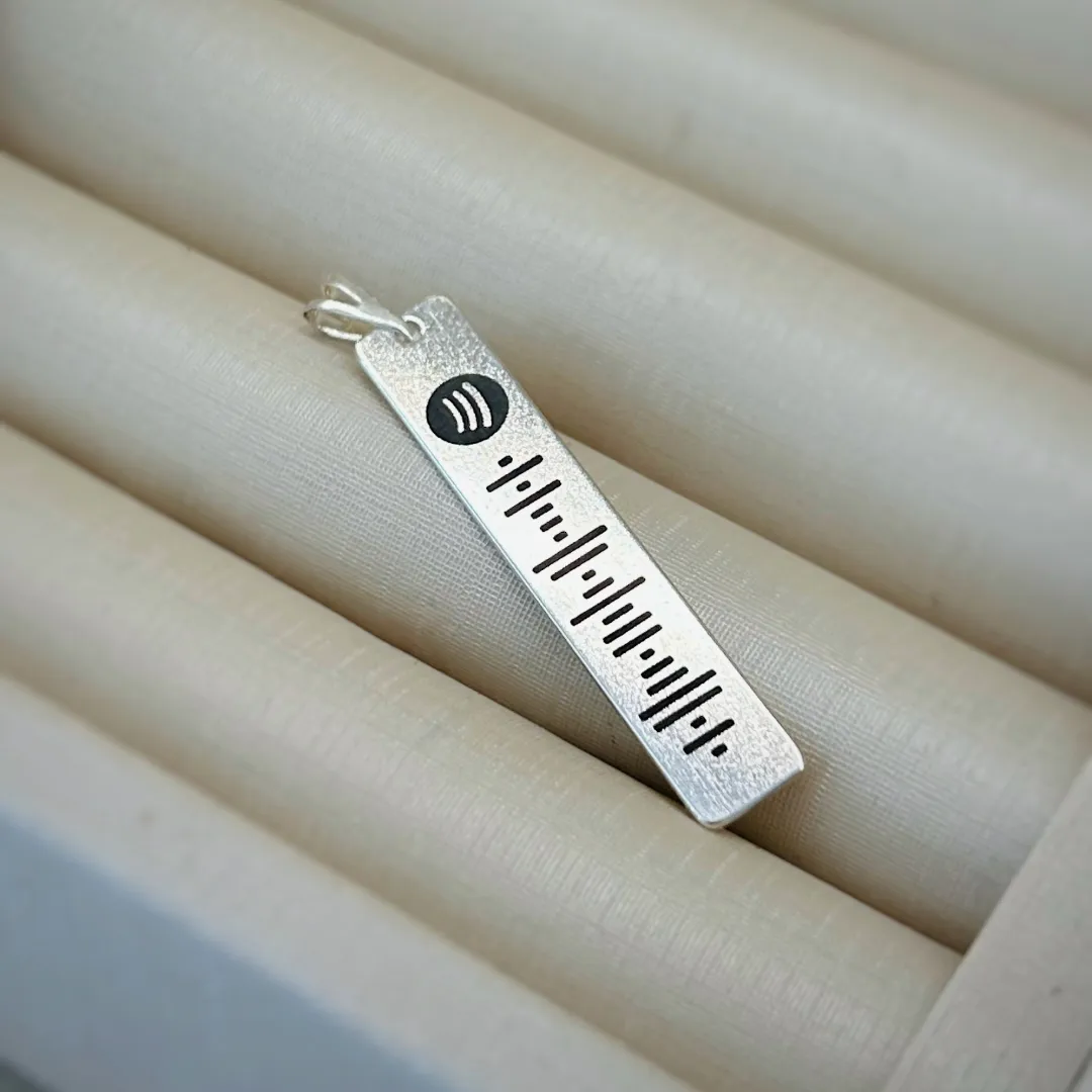 COLAR PERSONALIZADO PLAQUINHA 7X37MM PRATEADA. 45CM DE COMPRIMENTO E 5CM DE REGULAGEM. BANHADO A PRATA