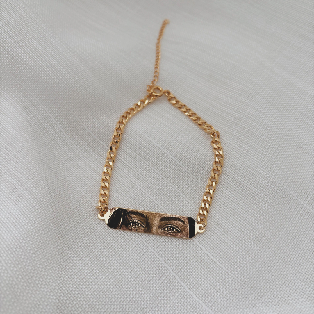 PULSEIRA GRUME COM PLAQUINHA DE 4CM. 18CM DE COMPRIMENTO E 5CM DE REGULAGEM. BANHADA A OURO 18K.