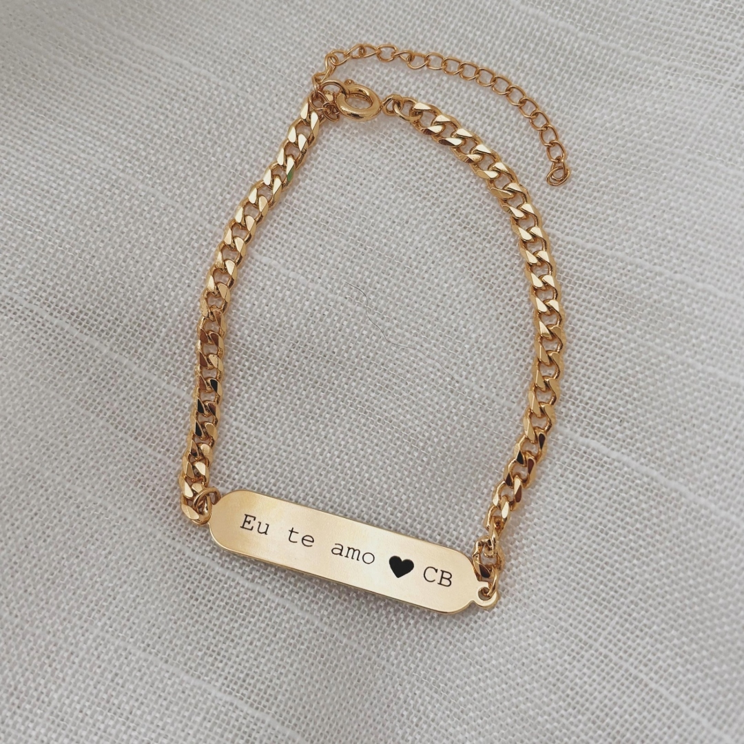 PULSEIRA GRUME COM PLAQUINHA DE 4CM. 18CM DE COMPRIMENTO E 5CM DE REGULAGEM. BANHADA A OURO 18K.