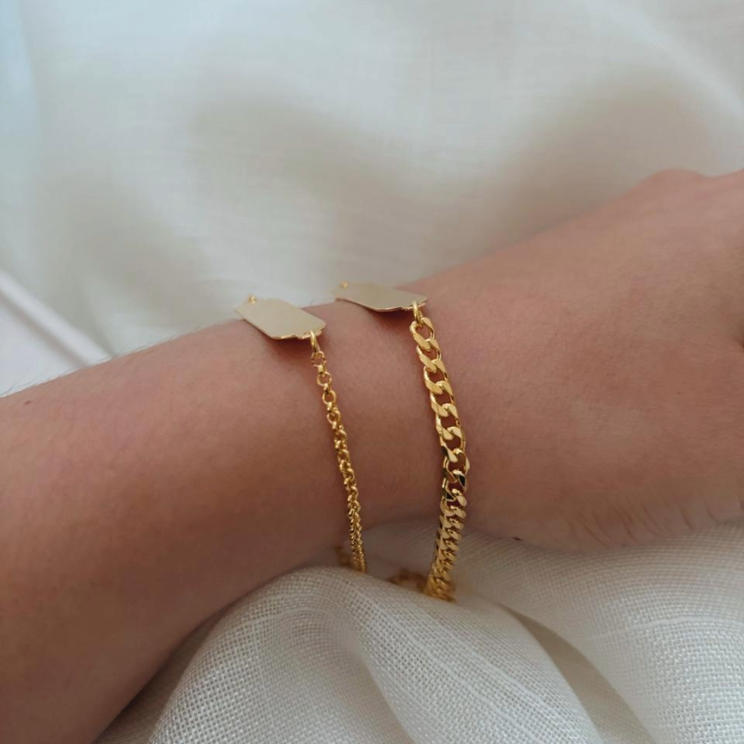 PULSEIRA GRUME COM PLAQUINHA DE 4CM. 18CM DE COMPRIMENTO E 5CM DE REGULAGEM. BANHADA A OURO 18K.