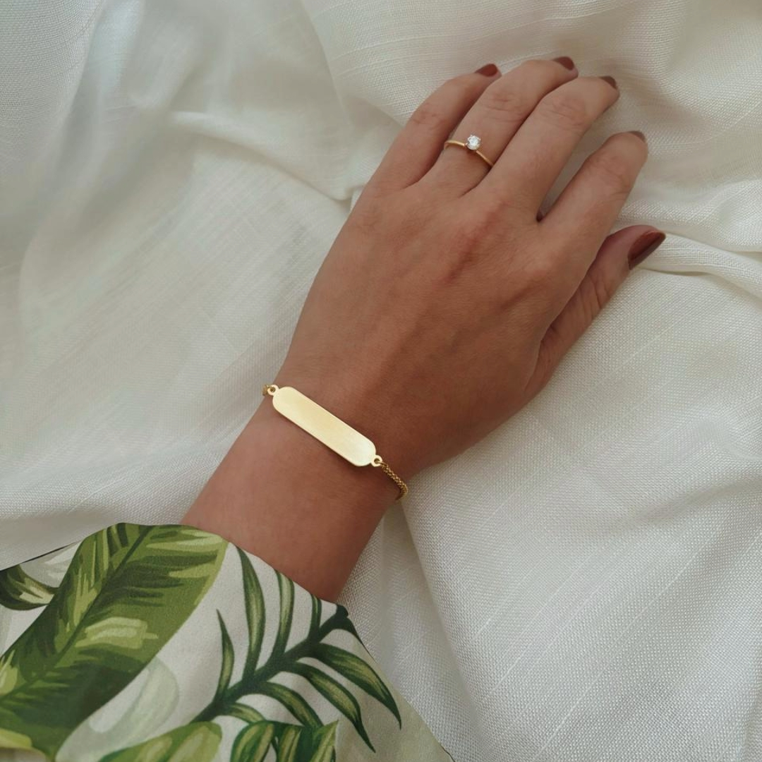 PULSEIRA MINI ELO PORTUGUÊS COM PLAQUINHA DE 4CM. 18CM DE COMPRIMENTO E 5CM DE REGULAGEM. BANHADA A OURO 18K.