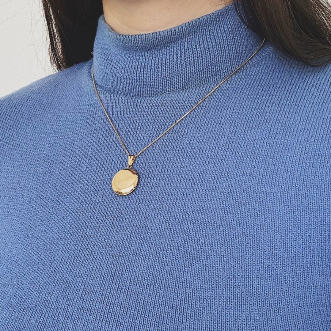 COLAR RELICÁRIO REDONDO LISO 2CM DOURADO. 45CM DE COMPRIMENTO E 5CM DE REGULAGEM. BANHADO A OURO 18K.