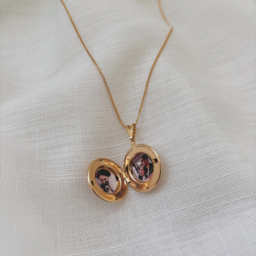 COLAR RELICÁRIO REDONDO LISO 2CM DOURADO. 45CM DE COMPRIMENTO E 5CM DE REGULAGEM. BANHADO A OURO 18K.
