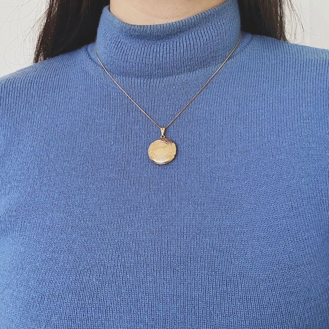 COLAR RELICÁRIO REDONDO TRABALHADO DOURADO. 45CM DE COMPRIMENTO E 5CM DE REGULAGEM. BANHADO A OURO 18K.
