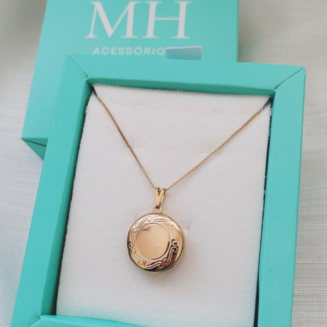 COLAR RELICÁRIO REDONDO TRABALHADO DOURADO. 45CM DE COMPRIMENTO E 5CM DE REGULAGEM. BANHADO A OURO 18K.