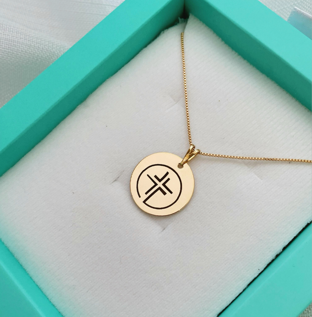 COLAR PERSONALIZADO IDE LOGO MC 16:15. MEDALHA 20MM. 45CM DE COMPRIMENTO  E 5CM DE REGULAGEM. BANHADO A OURO 18K.