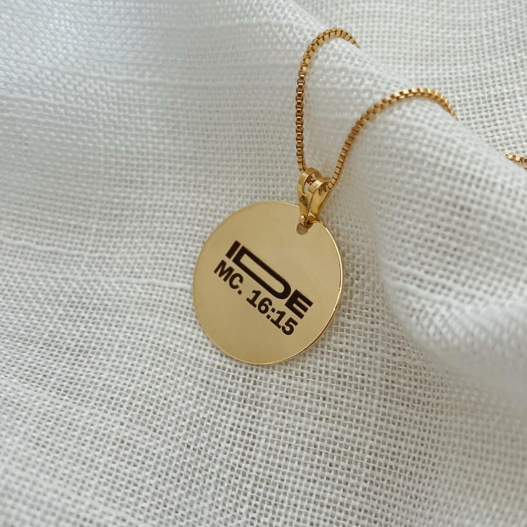 COLAR PERSONALIZADO IDE LOGO MC 16:15. MEDALHA 20MM. 45CM DE COMPRIMENTO  E 5CM DE REGULAGEM. BANHADO A OURO 18K.