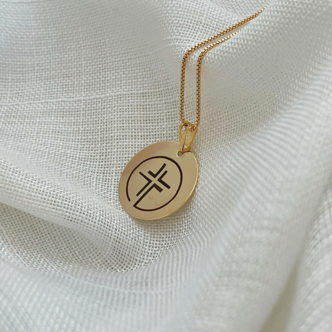 COLAR PERSONALIZADO IDE LOGO MC 16:15. MEDALHA 20MM. 45CM DE COMPRIMENTO  E 5CM DE REGULAGEM. BANHADO A OURO 18K.