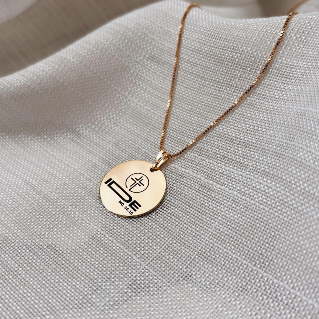 COLAR PERSONALIZADO IDE GLOBO MC 16:15. MEDALHA 20MM BANHADA A OURO 18K. 45CM DE COMPRIMENTO E 5CM DE REGULAGEM.