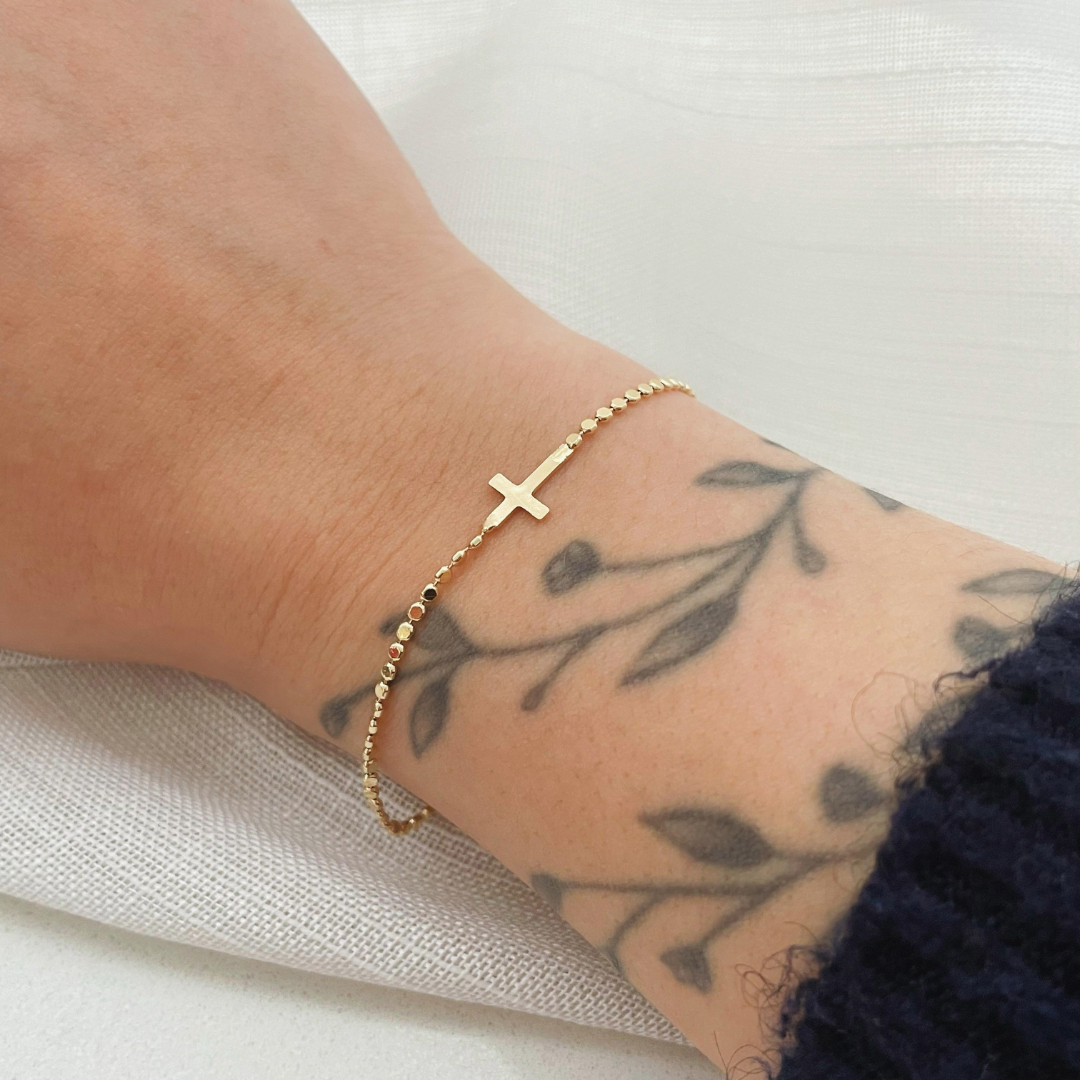 PULSEIRA BOLINHAS ACHAT COM CRUZ HORIZ. 17CM DE COMPRIMENTO E 5CM DE REGULAGEM. BANHADO A OURO 18K.