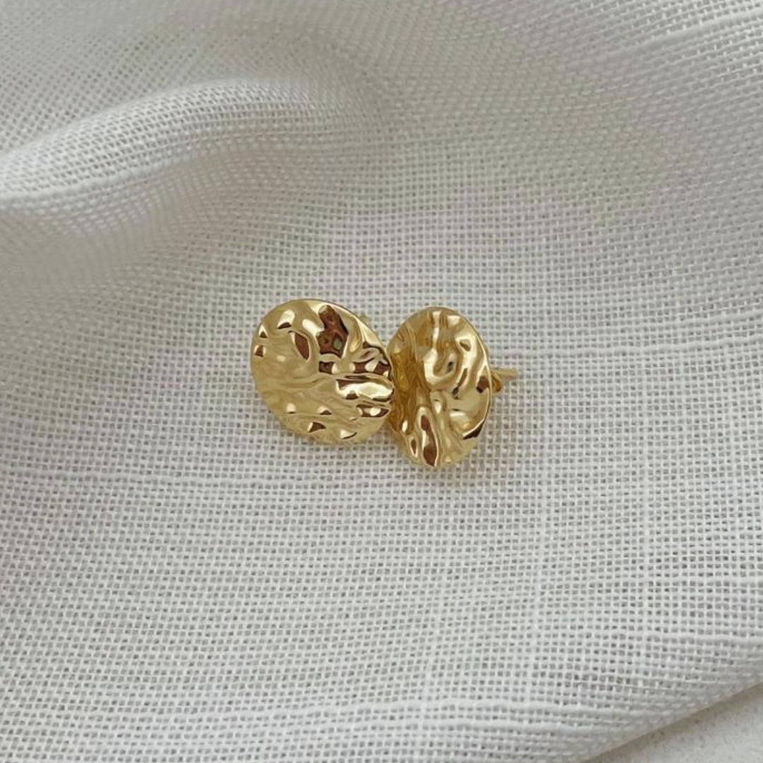 BRINCO CÍRCULO AMASSADO. 1,5CM DE DIÂMETRO.BANHADO A OURO 18K