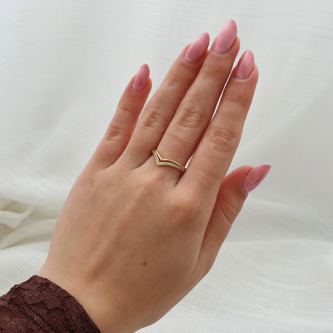 ANEL 2 V'S (LISO E CRAVEJADO). BANHADO A OURO 18K.