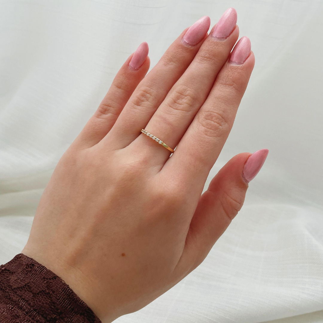 ANEL MEIA ALIANÇA CRAVEJADO COM 7 ZIRCÔNIAS. BANHADO A OURO 18K.