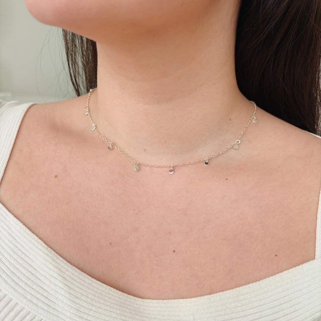 CHOKER COM 9 PINGENTES DE CÍRCULO. 35CM DE COMPRIMENTO E 10CM DE REGULAGEM. EM PRATA 925.