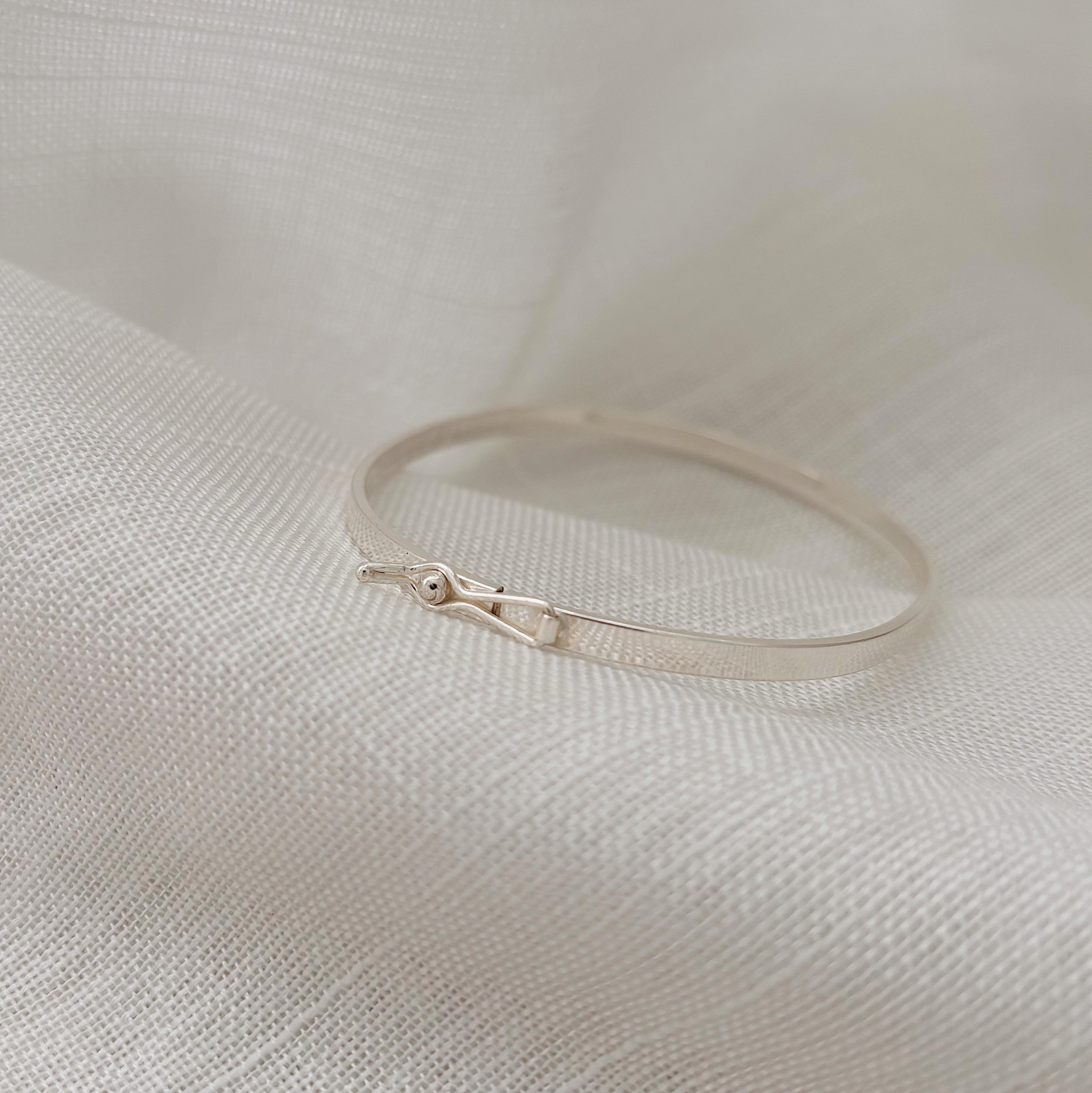 PULSEIRA BRACELETE 3MM COM ACABAMENTO QUADRADO. 6,5CM DE DIÂMETRO. EM PRATA 925.