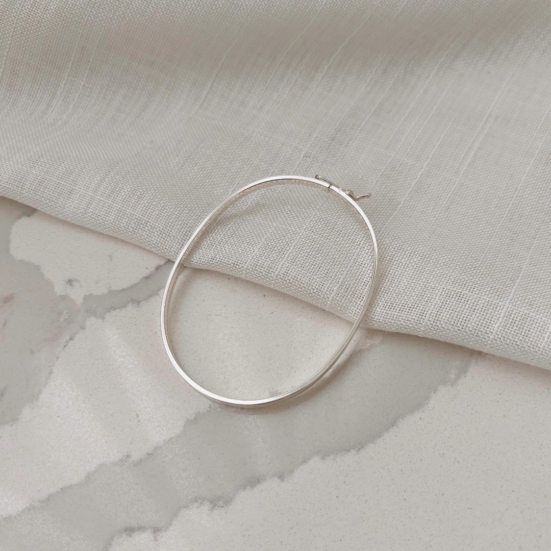 PULSEIRA BRACELETE 3MM COM ACABAMENTO QUADRADO. 6,5CM DE DIÂMETRO. EM PRATA 925.