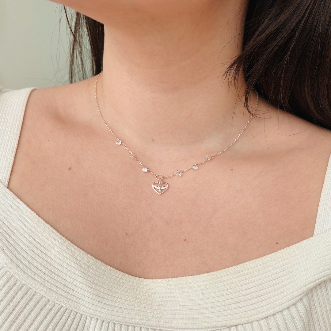 CHOKER CORAÇÃO COM ESPÍRITO SANTO E CRISTAIS. 35CM DE COMPRIMENTO E 10CM DE REGULAGEM. EM PRATA 925.