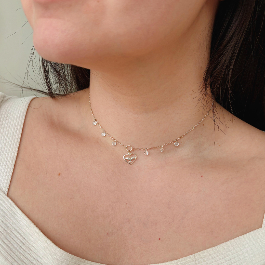 CHOKER CORAÇÃO COM ESPÍRITO SANTO E CRISTAIS. 35CM DE COMPRIMENTO E 10CM DE REGULAGEM. EM PRATA 925.