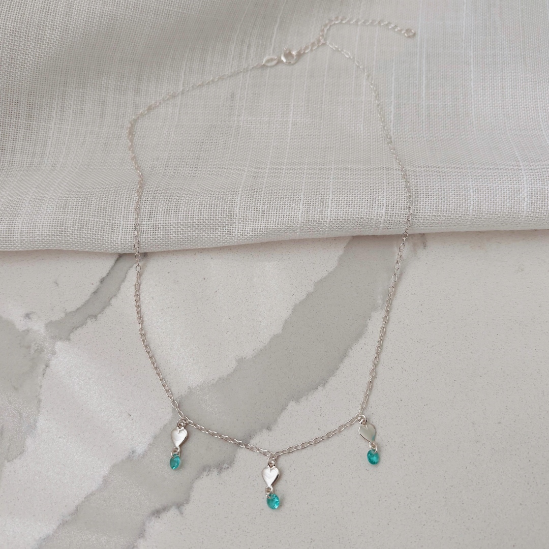 COLAR 3 CORAÇÕES COM CRISTAIS TURMALINA. 40CM DE COMPRIMENTO E 5CM DE REGULAGEM. EM PRATA 925.