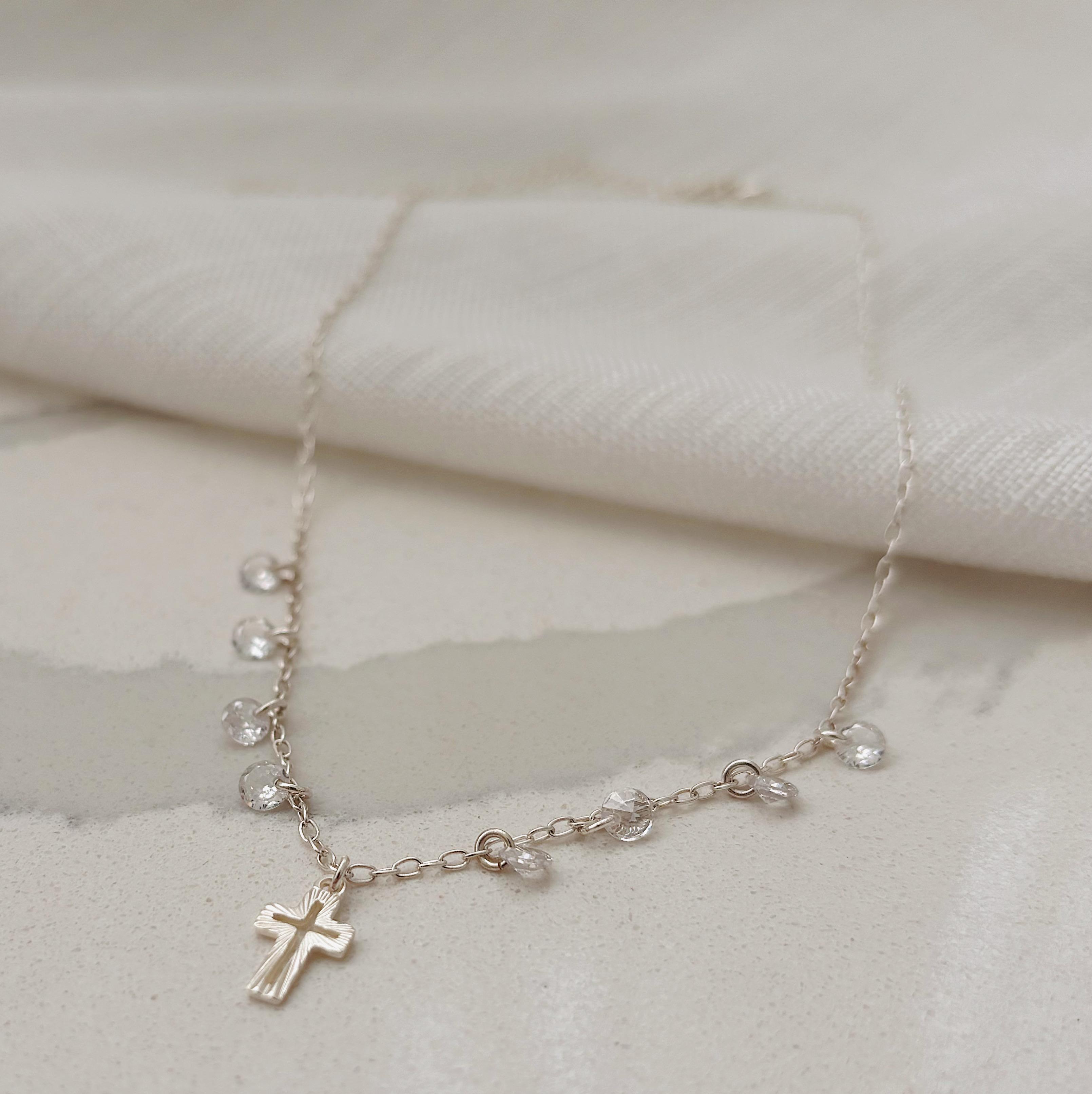 CHOKER CRUZ COM CRISTAIS. 35CM DE COMPRIMENTO E 10CM DE REGULAGEM. EM PRATA 925.