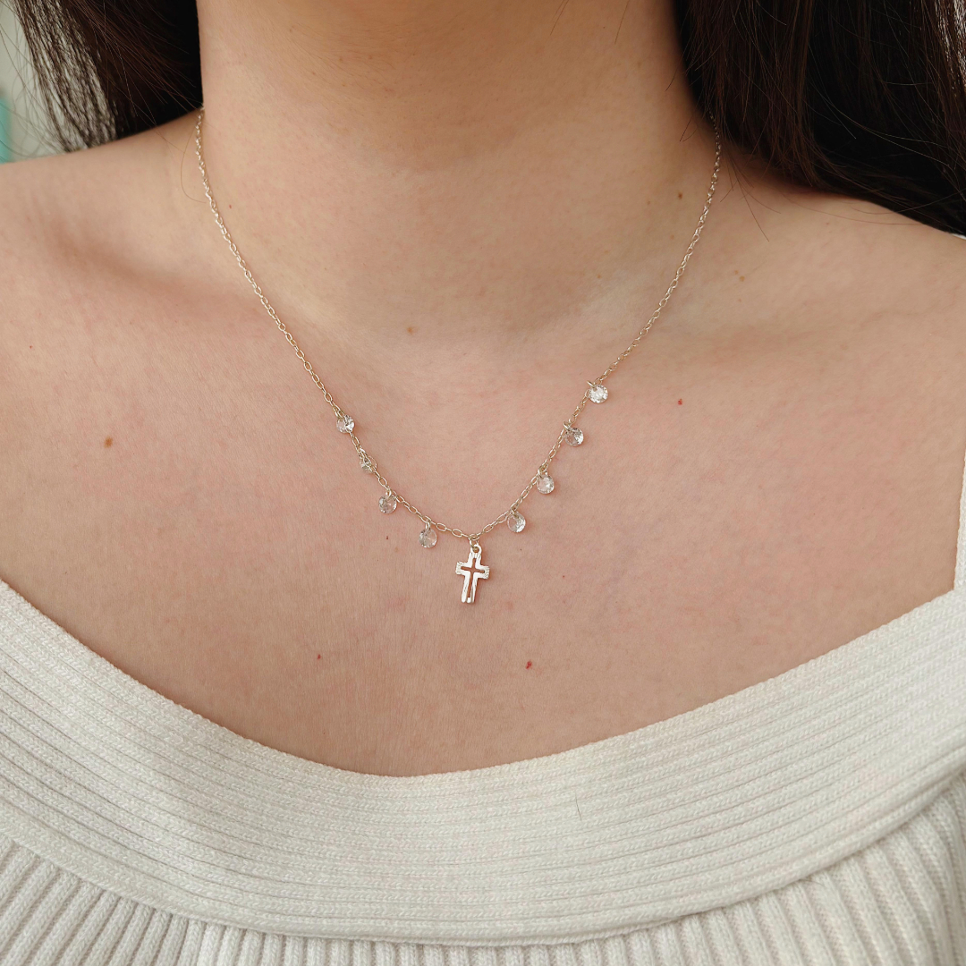 CHOKER CRUZ COM CRISTAIS. 35CM DE COMPRIMENTO E 10CM DE REGULAGEM. EM PRATA 925.