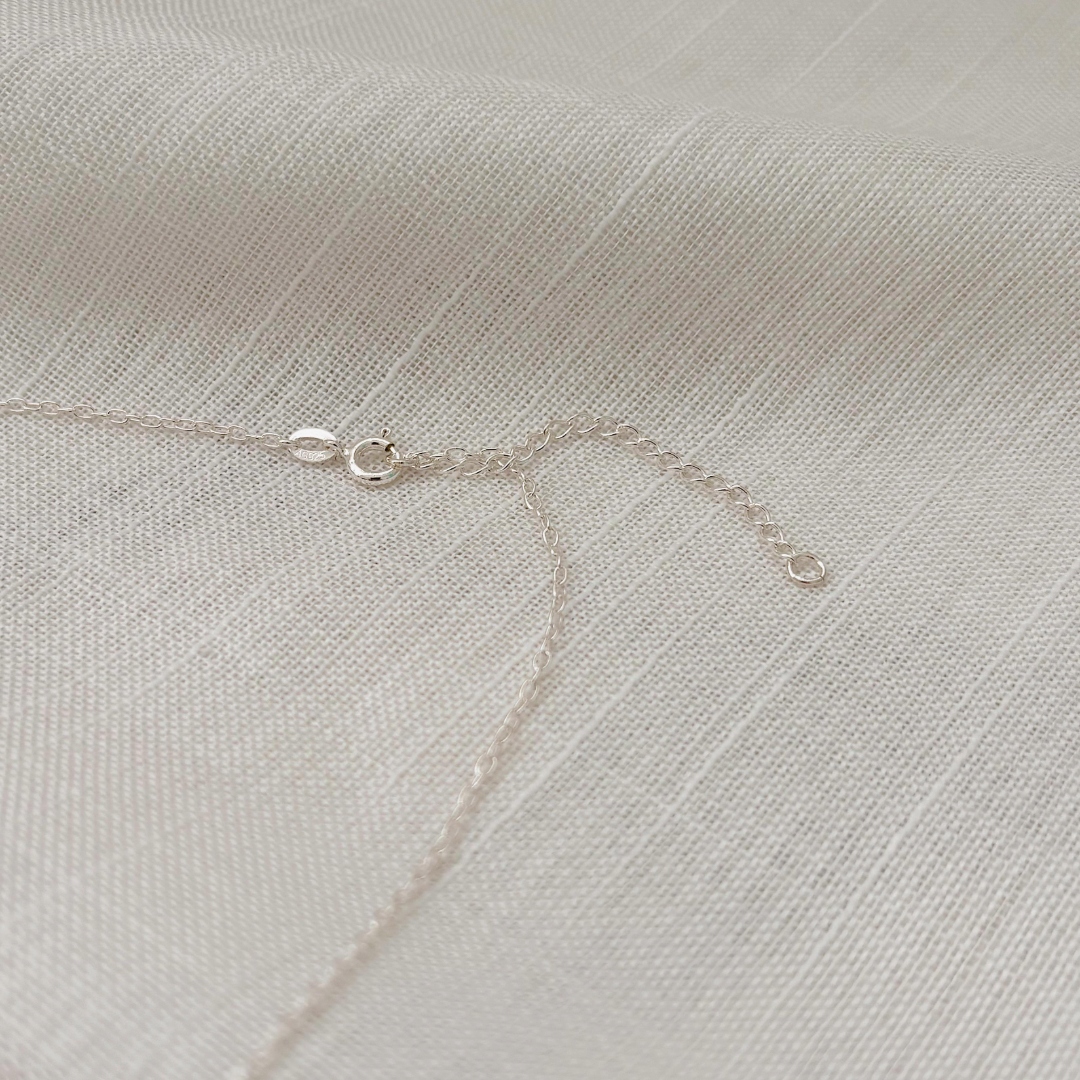 CHOKER CRUZ COM CRISTAIS. 35CM DE COMPRIMENTO E 10CM DE REGULAGEM. EM PRATA 925.