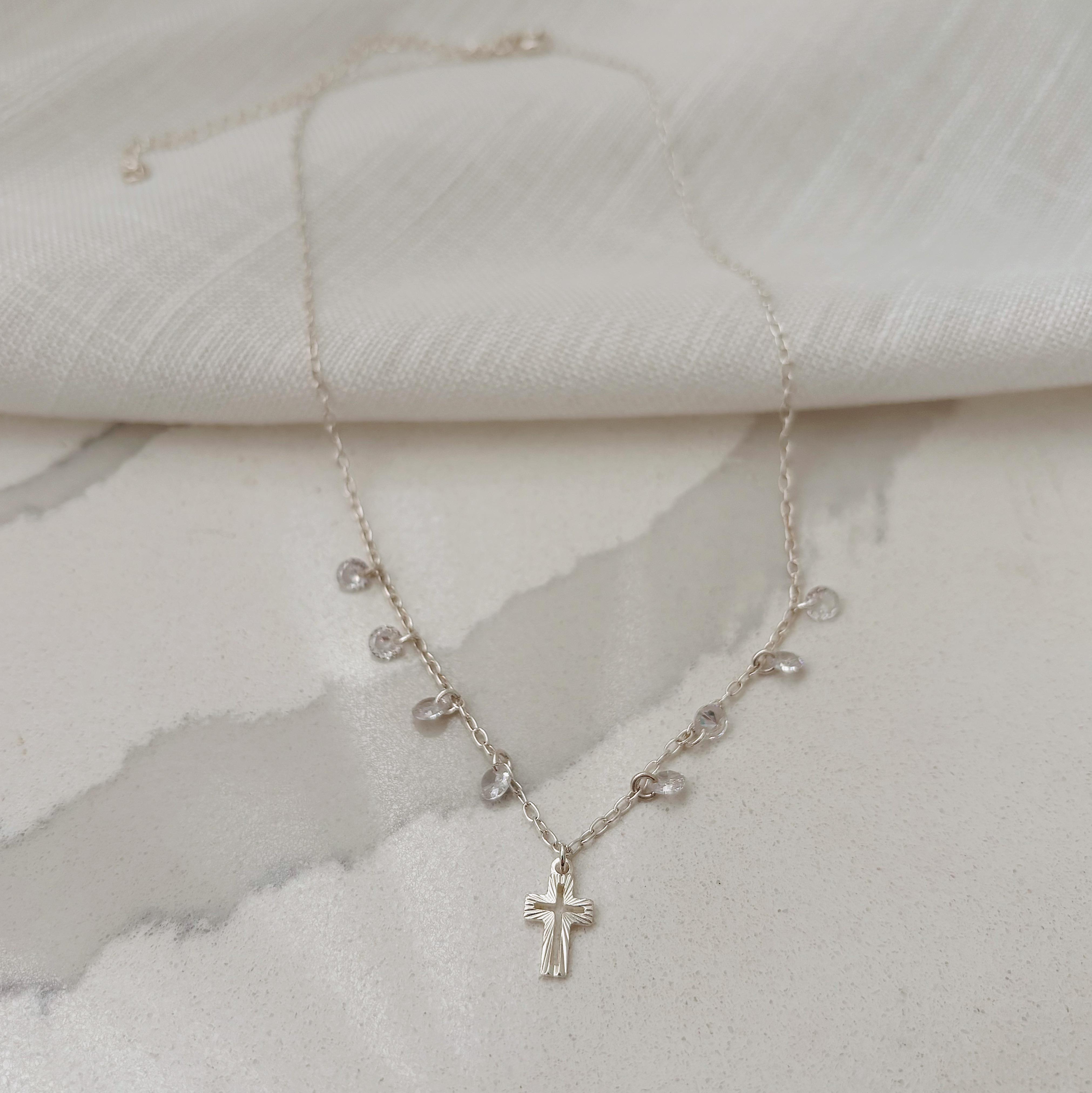 CHOKER CRUZ COM CRISTAIS. 35CM DE COMPRIMENTO E 10CM DE REGULAGEM. EM PRATA 925.