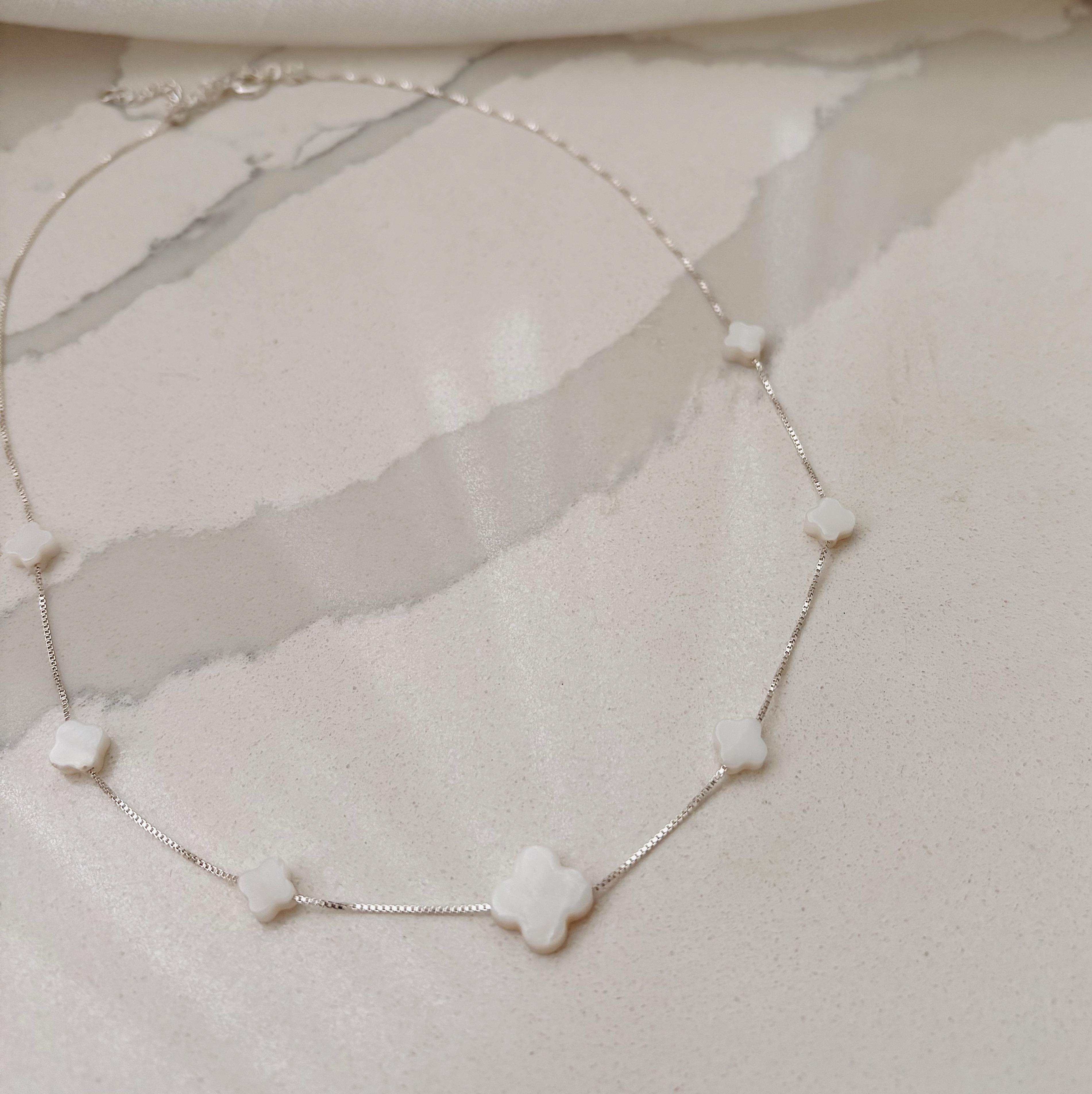 COLAR TREVOS BRANCOS EM RESINA. 40CM DE COMPRIMENTO E 5CM DE REGULAGEM. EM PRATA 925.