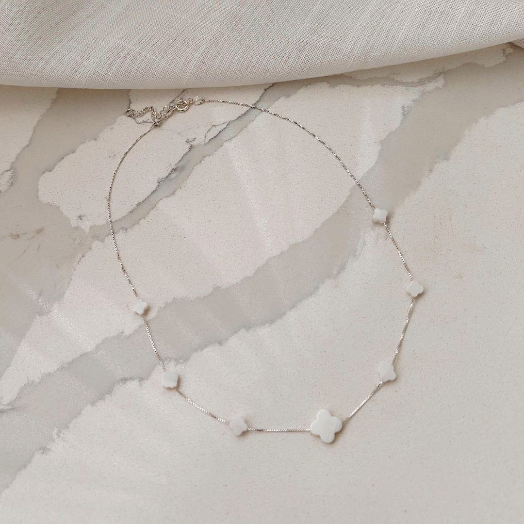 COLAR TREVOS BRANCOS EM RESINA. 40CM DE COMPRIMENTO E 5CM DE REGULAGEM. EM PRATA 925.
