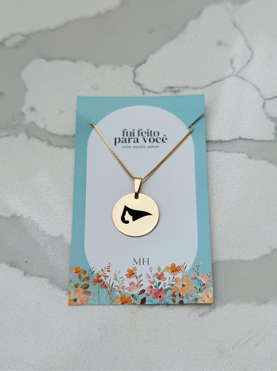 COLAR MEDALHA ESPOSAS DE LEGENDÁRIOS. 45CM DE COMPRIMENTO. BANHADO A OURO 18K.