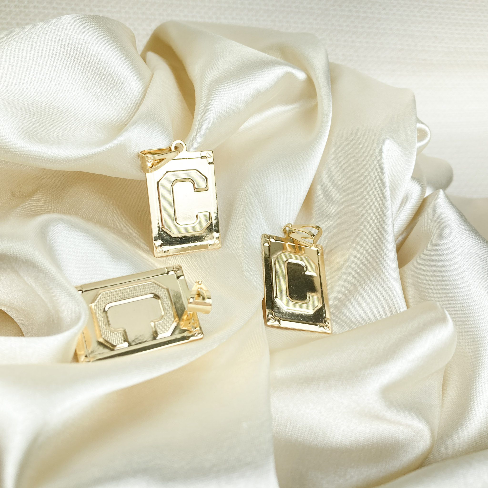 Pingente Placa Letra C Folheado a Ouro 18k