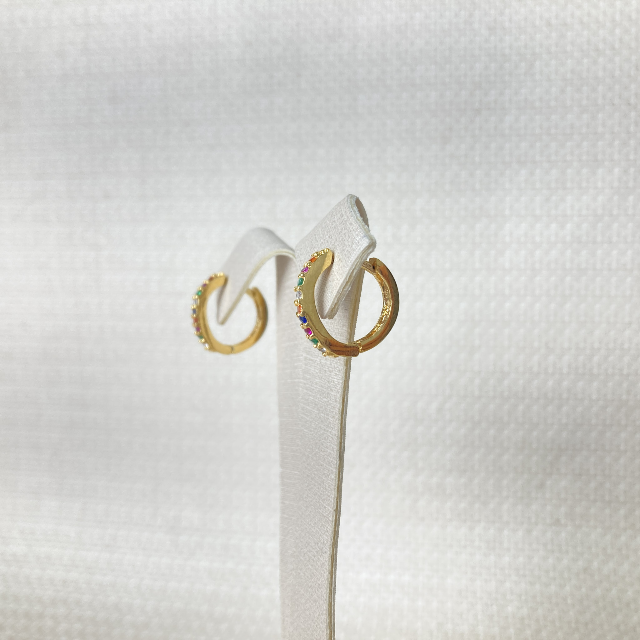 Brinco Argolinha com Zircônia Colorida Folheado a Ouro 18k