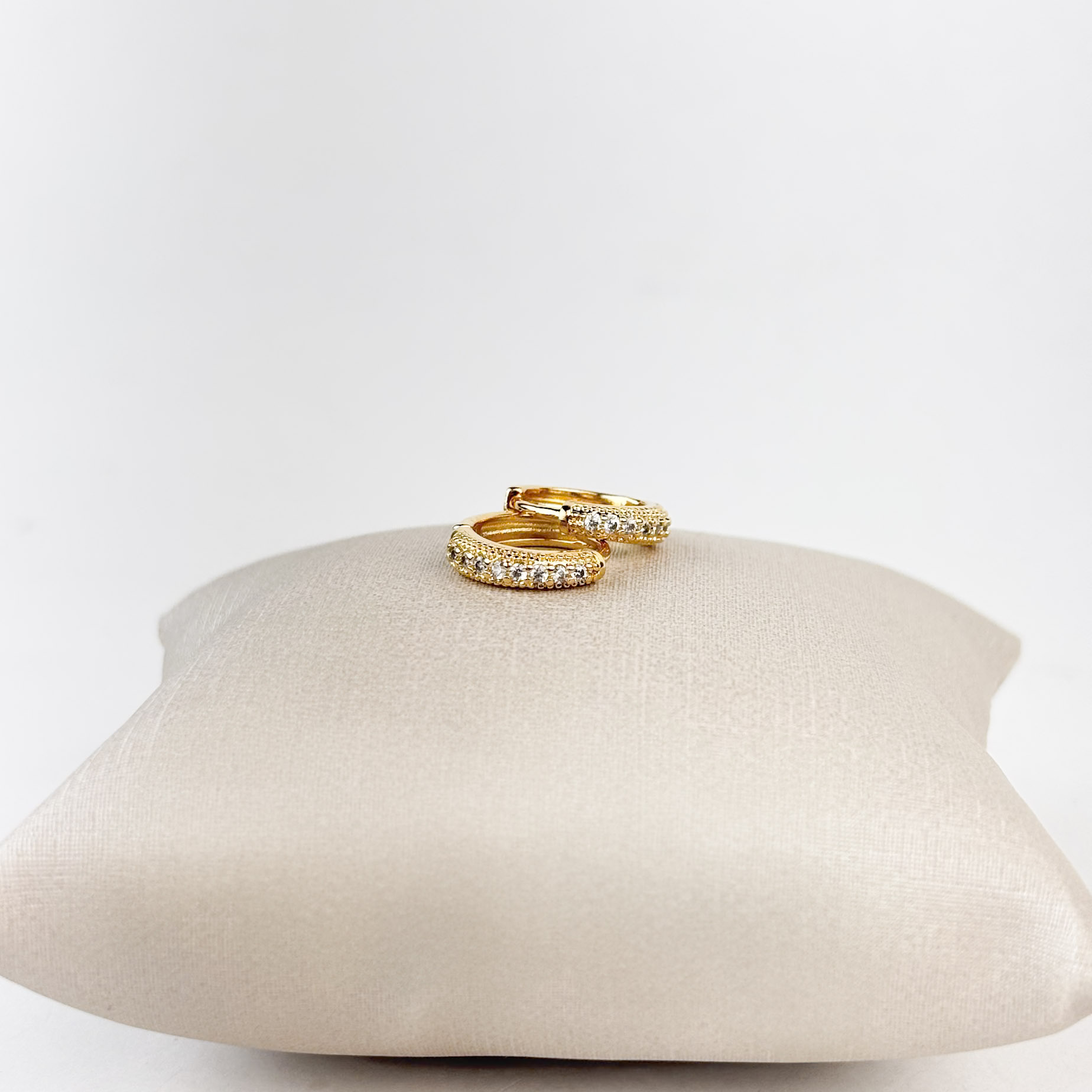 Brinco Argola Martelada em Zircônias Folheado a Ouro 18k