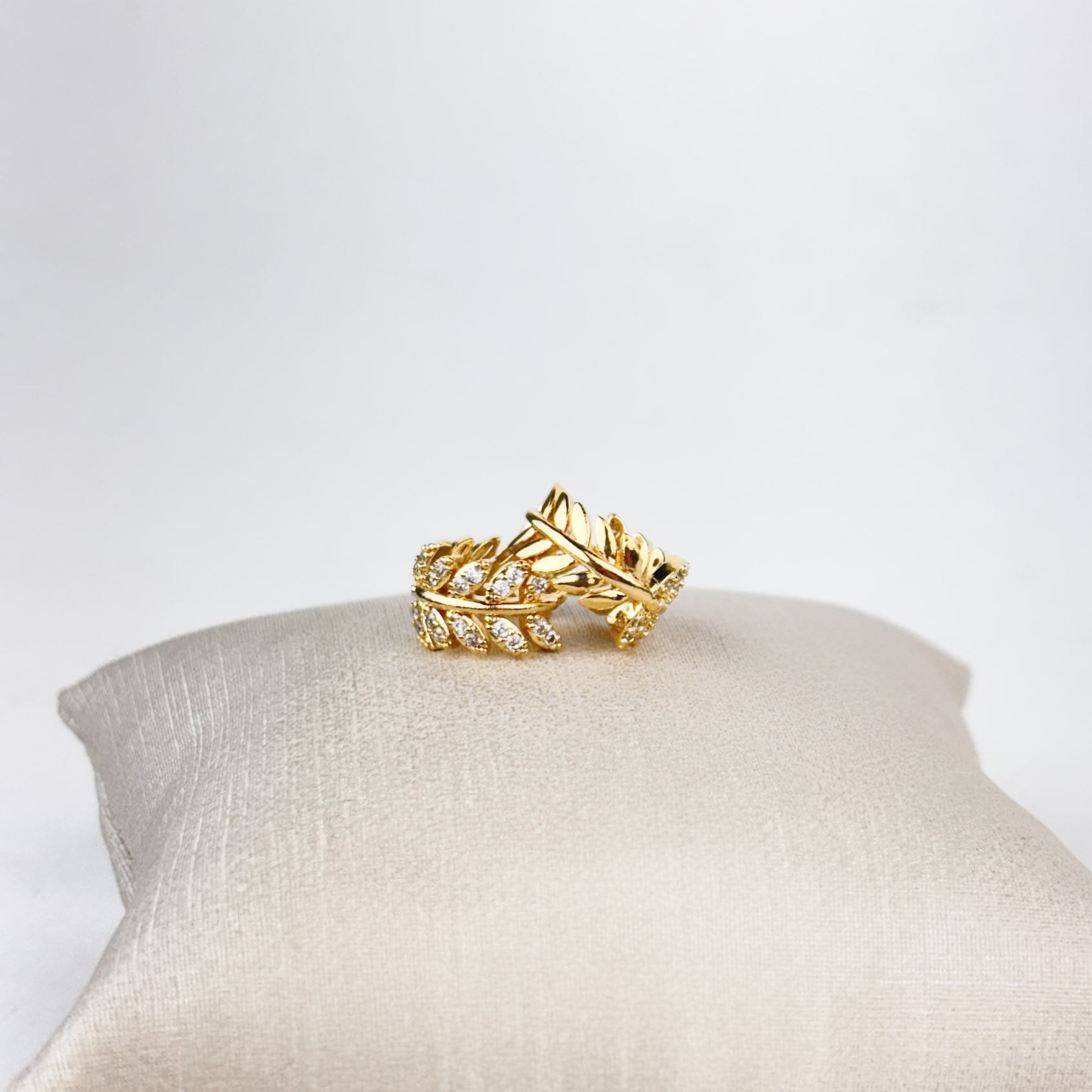Brinco Ramos de Folhas em Zircônias Folheado a Ouro 18k