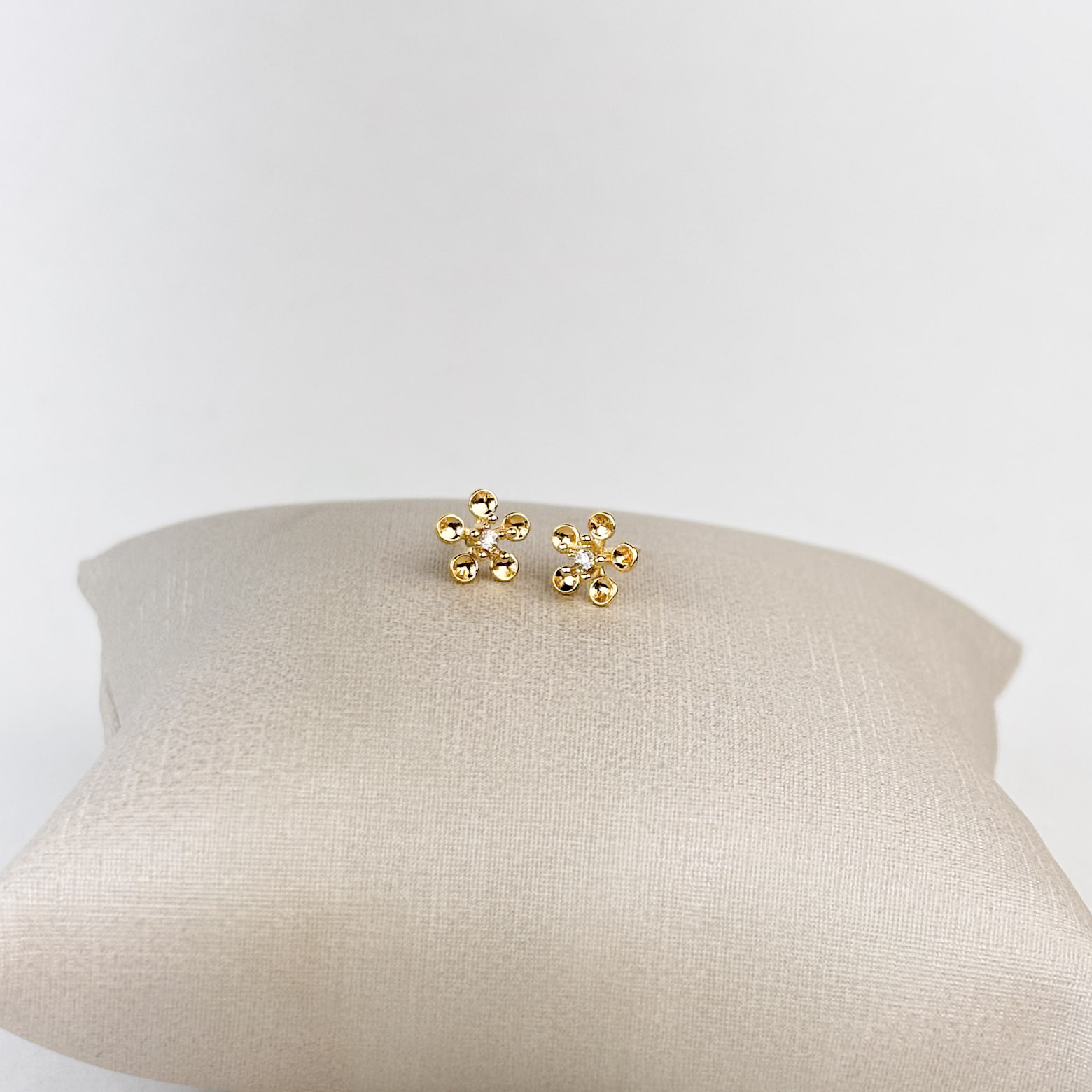 Brinco Flor Delicada Ponto de Luz em Zircônias Folheado a Ouro 18k