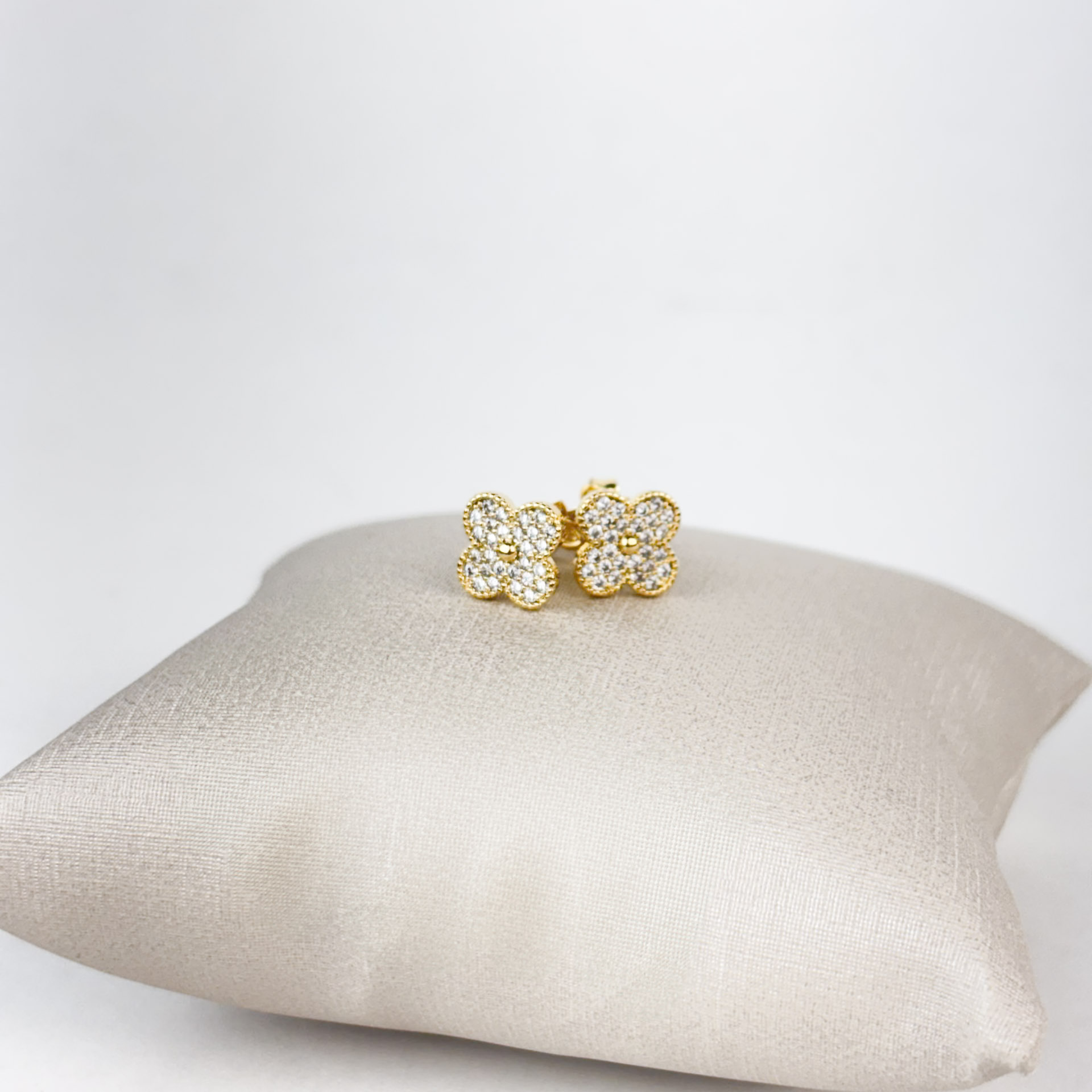Brinco Trevo Cartier em Zirconias Folheado a Ouro 18k
