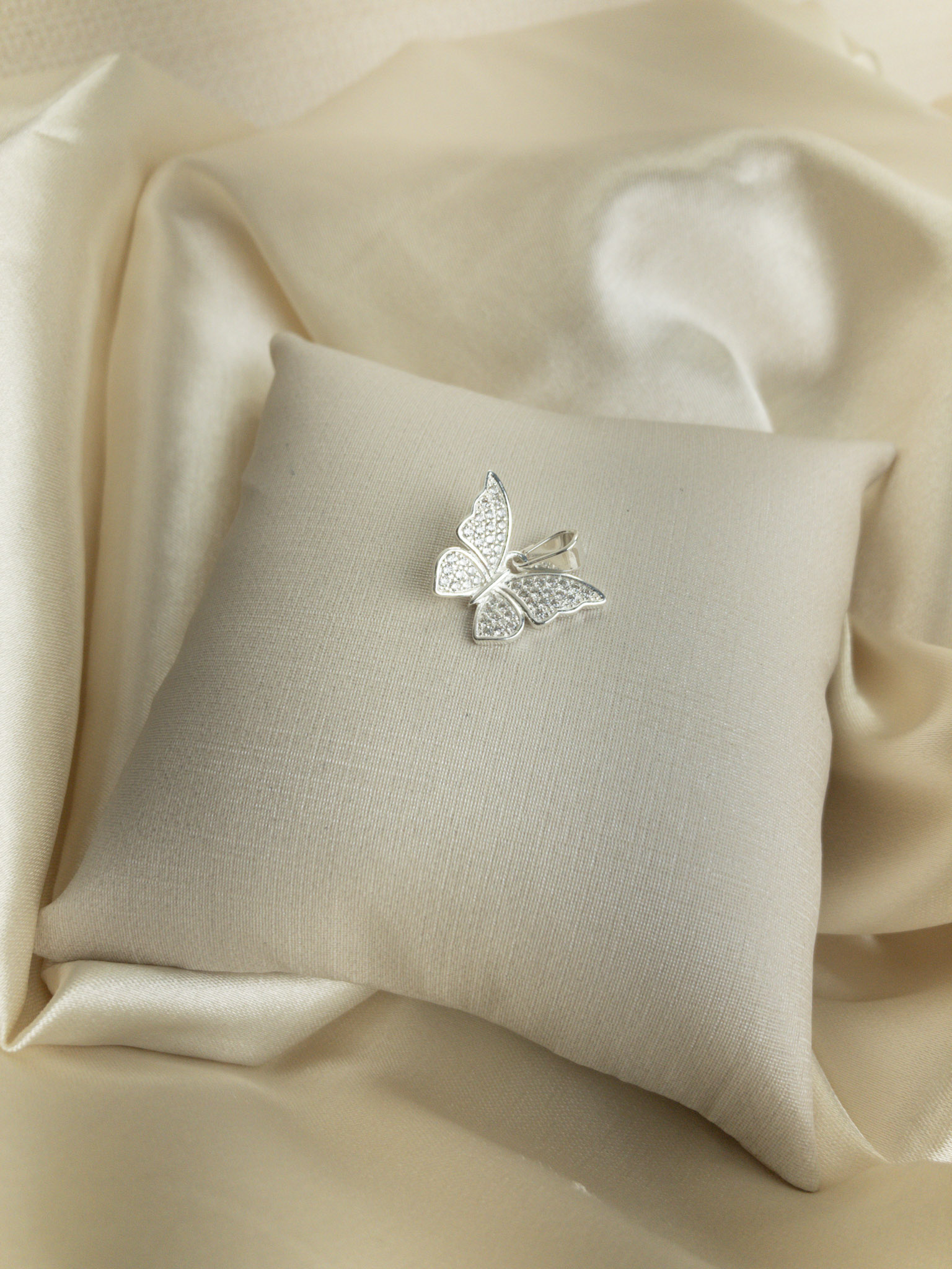 Pingente Borboleta Cravejada em Microzircônias Folheado a Prata