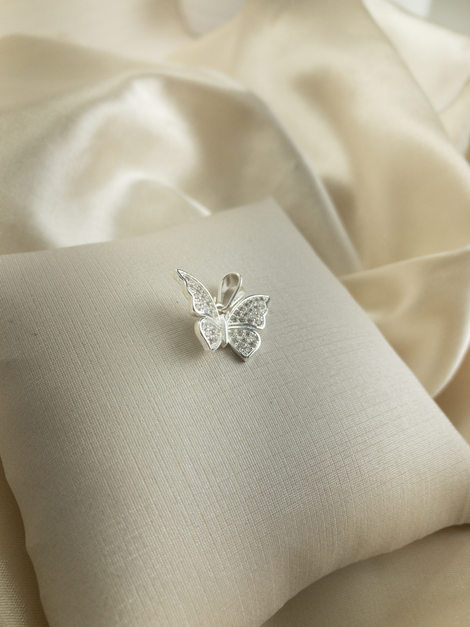 Pingente Borboleta Cravejada em Microzircônias Folheado a Prata