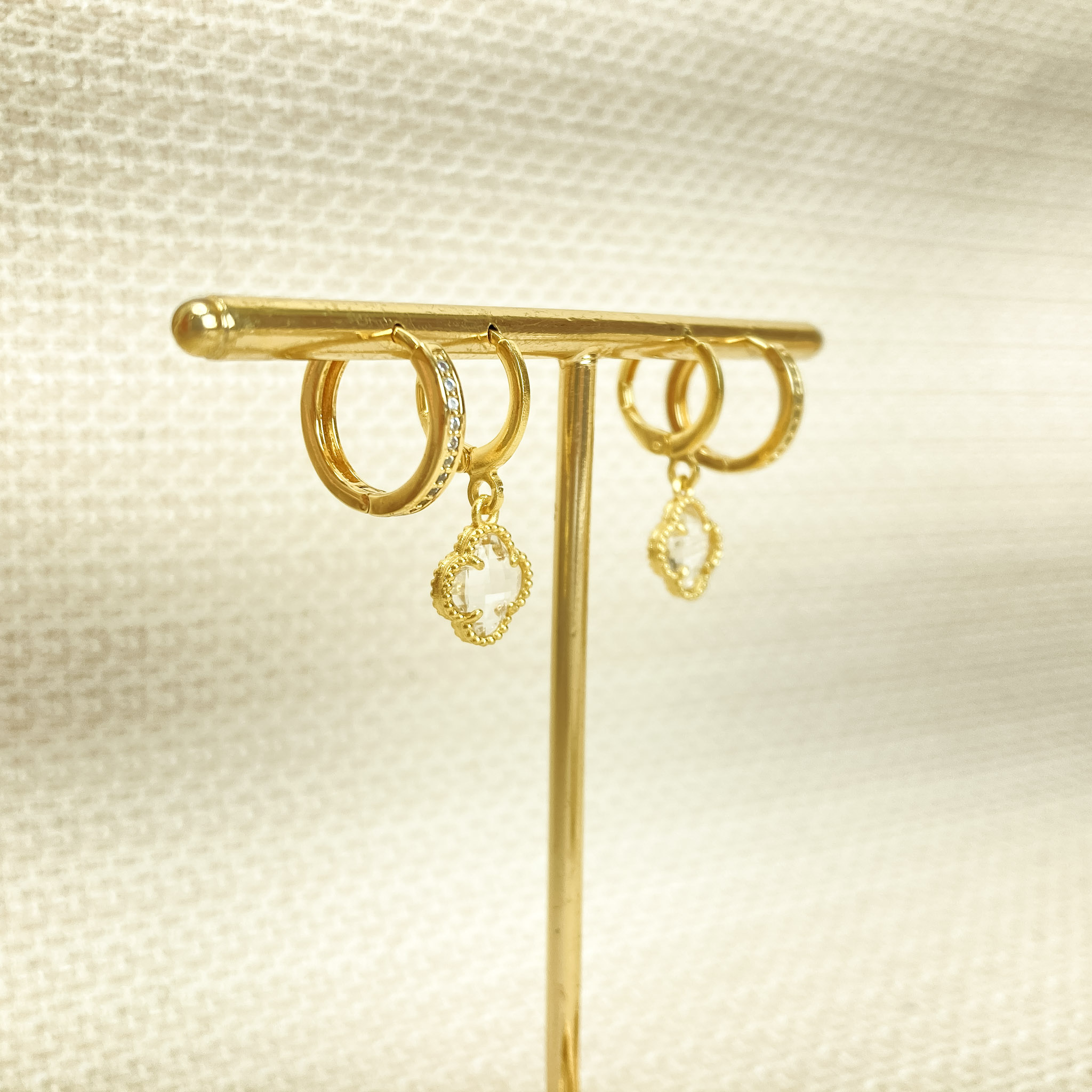 Brinco Duo Argolinha Trevo Cristal e Brinco de Argolinha Cravejada Folheado a Ouro 18K