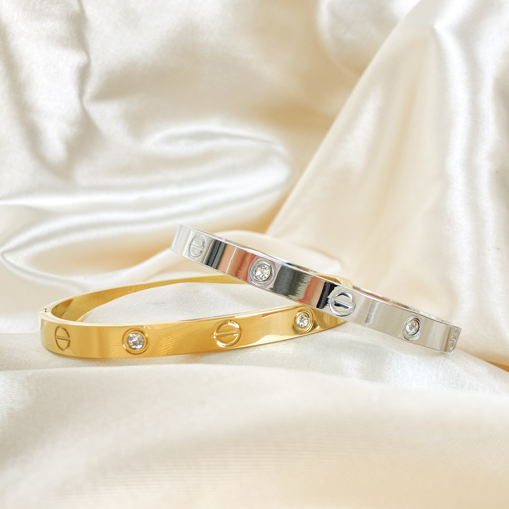 Bracelete Inspiração Cartier Com Zircônia em Aço Inox 316L na Cor Dourada