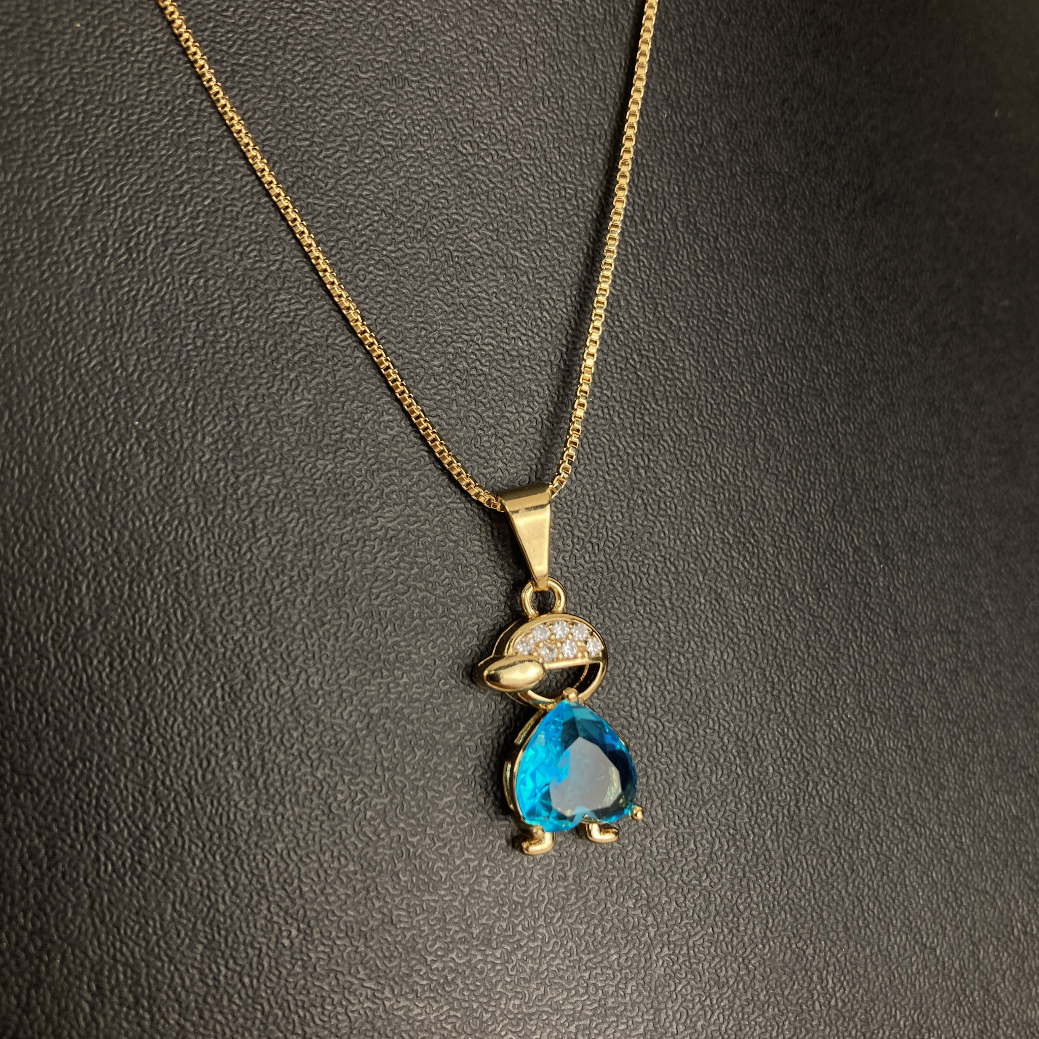 Colar Veneziana  Com Pingente Menino Coração na Cor Turquesa Folheado a Ouro 18k