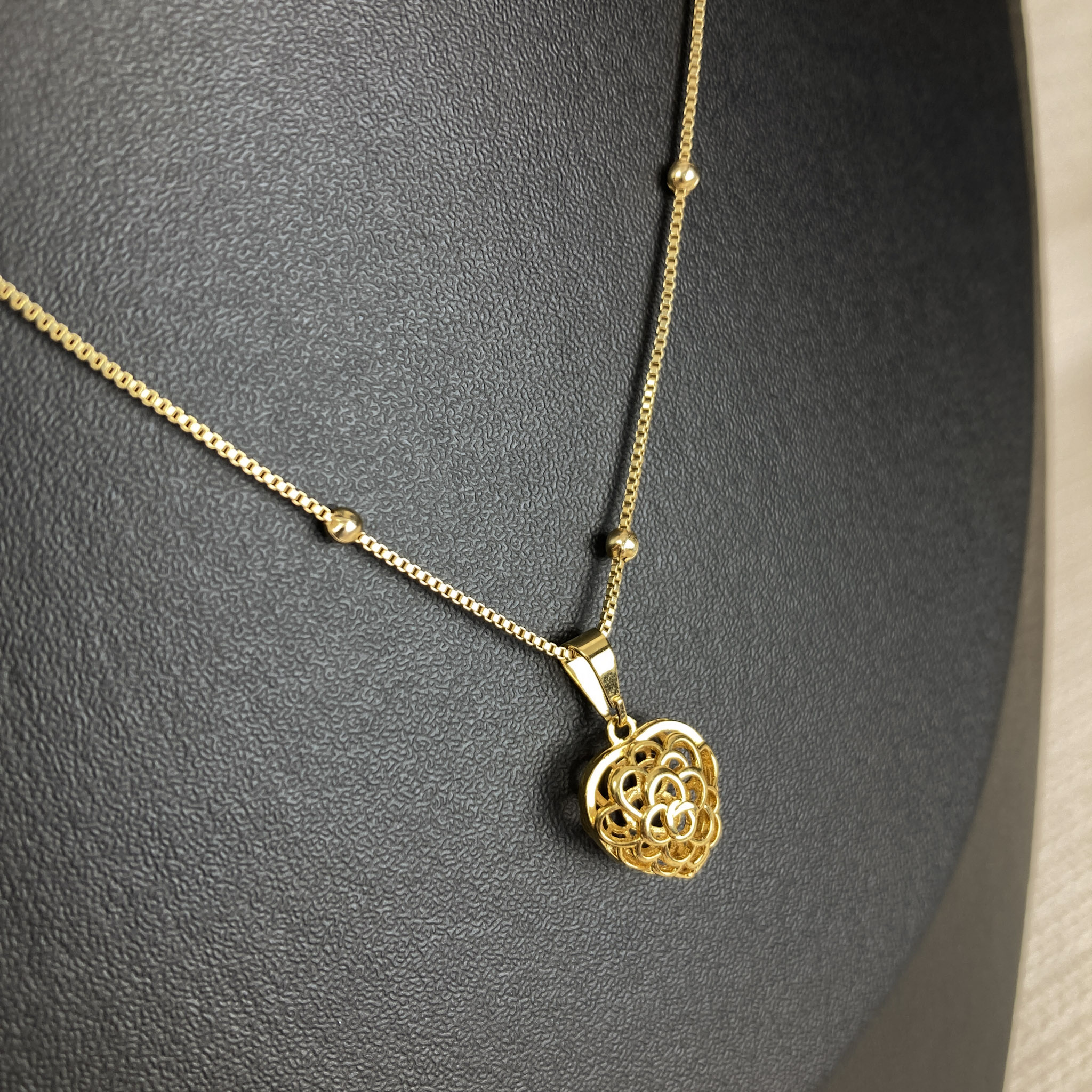 Colar Veneziana com Bolinhas Pingente Coração Vazado Folheada a Ouro 18k