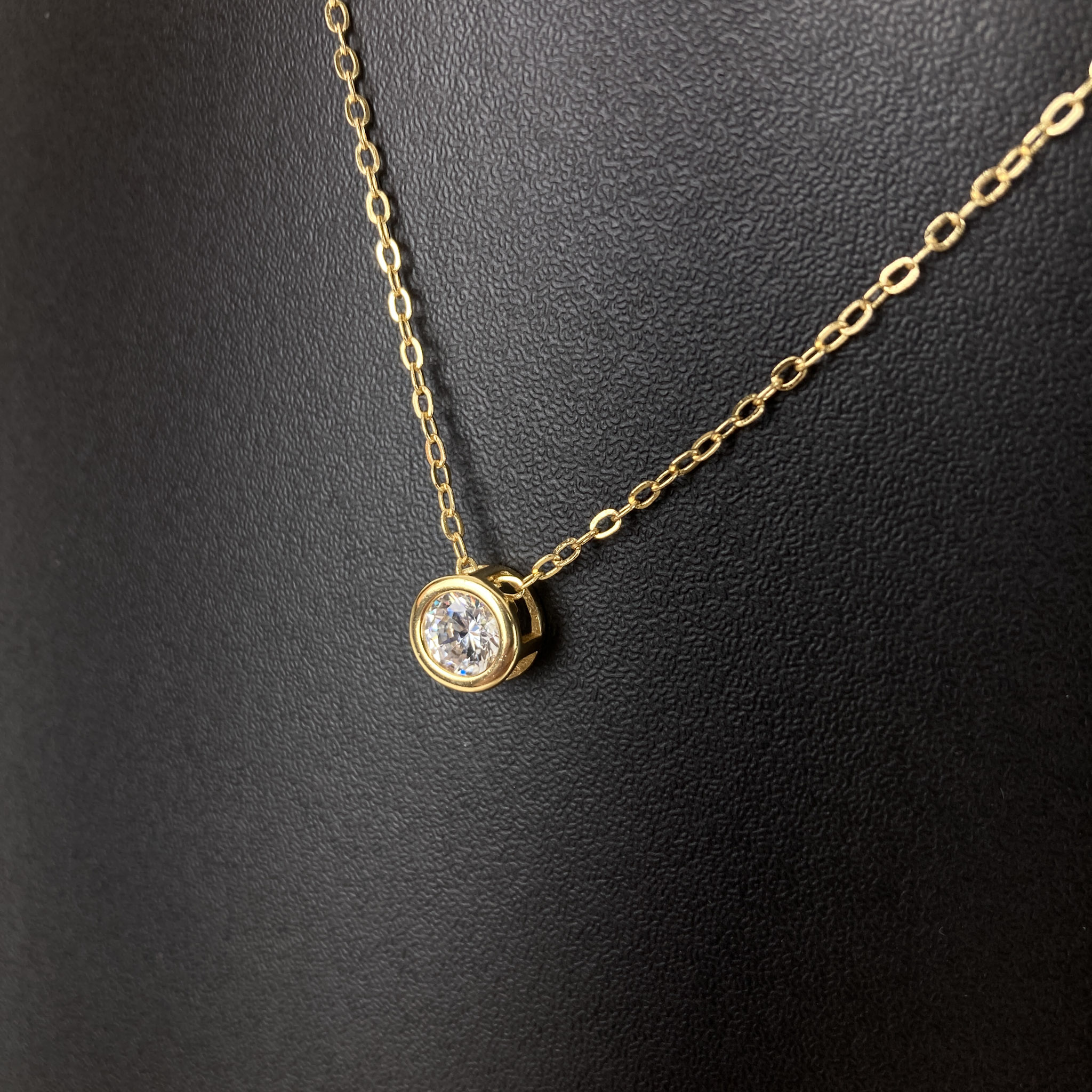 Colar Elo Cadeadinho com Ponto de Luz em Zircônia Folheado a Ouro 18k