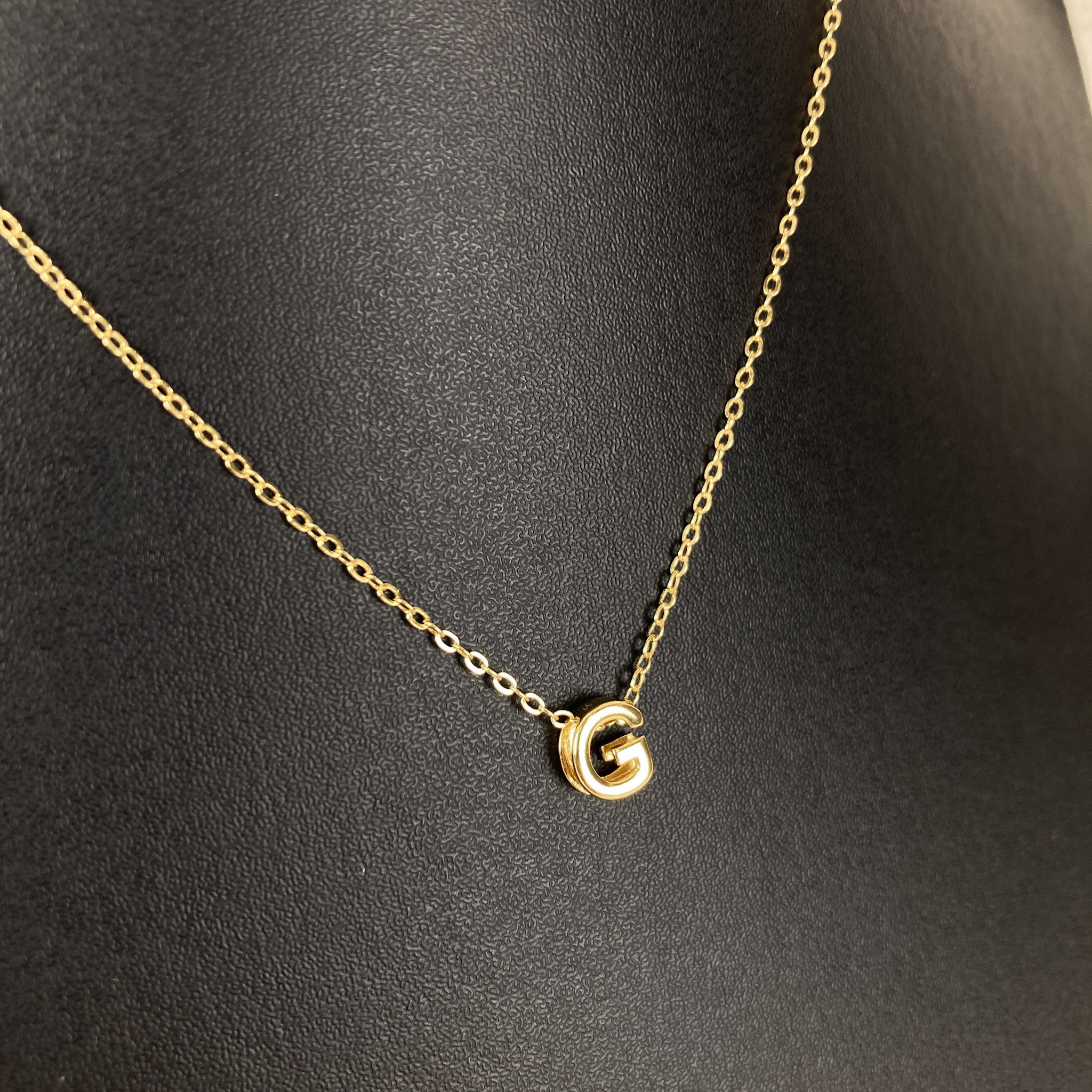 Colar Elo Cadeadinho com Pingente Letra G Lisa Folheado a Ouro 18k